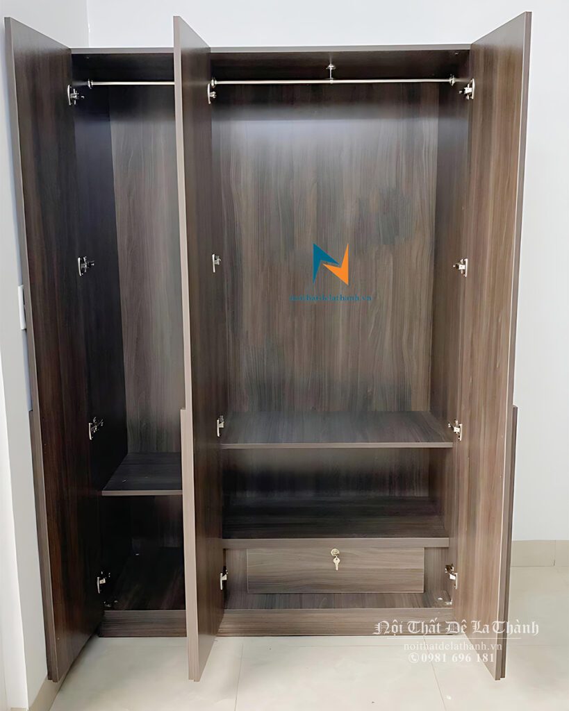 Thiết kế bên trong chiếc tủ 3 cánh, 1m2x2m, gồm 2 buồng, 2 đợt đặt quần áo gấp, 1 két gỗ trong khoang lớn