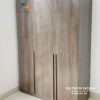 Tủ quần áo gỗ công nghiệp 3 cánh được phủ melamine chống xước, sử dụng gam màu tối sang trọng, thích hợp cho các phòng ngủ nhỏ, có thể kết hợp với chiếc giường đơn 1m2