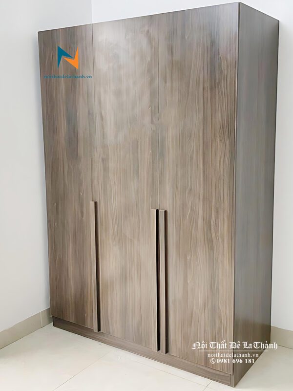 Tủ quần áo gỗ công nghiệp 3 cánh được phủ melamine chống xước, sử dụng gam màu tối sang trọng, thích hợp cho các phòng ngủ nhỏ, có thể kết hợp với chiếc giường đơn 1m2