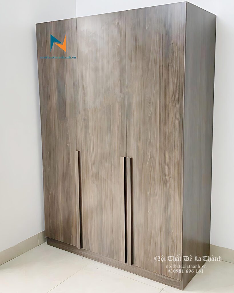 Tủ quần áo gỗ công nghiệp 3 cánh được phủ melamine chống xước, sử dụng gam màu tối sang trọng, thích hợp cho các phòng ngủ nhỏ, có thể kết hợp với chiếc giường đơn 1m2