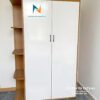 Chiếc tủ gỗ mdf 2 cánh có góc trang trí, kích thước 1mx2m, màu gỗ nâu, cánh màu trắng