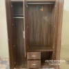 Thiết kế bên trong chiếc tủ gỗ công nghiệp 3 cánh giá rẻ: gồm 1 khoang lớn và 1 khoang nhỏ, 2 ngăn kéo và 1 đợt gác