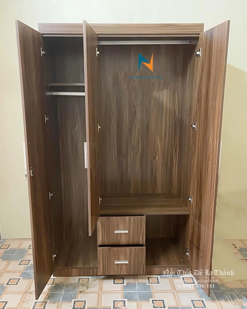 Thiết kế bên trong chiếc tủ gỗ công nghiệp 3 cánh giá rẻ: gồm 1 khoang lớn và 1 khoang nhỏ, 2 ngăn kéo và 1 đợt gác