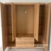 Thiết kế bên trong chiếc tủ áo giá rẻ 4 cánh với 1 buồng lớn, 2 buồng nhỏ, 2 ngăn kéo, các đợt gấp và các suốt treo