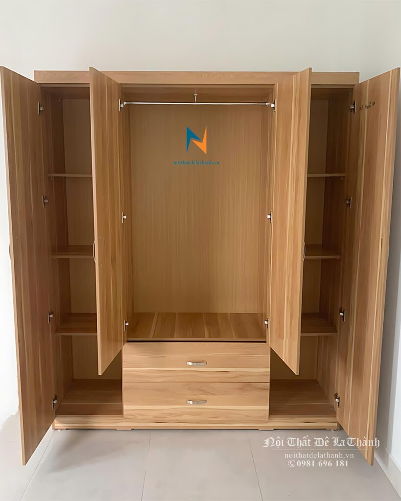Thiết kế bên trong chiếc tủ áo giá rẻ 4 cánh với 1 buồng lớn, 2 buồng nhỏ, 2 ngăn kéo, các đợt gấp và các suốt treo