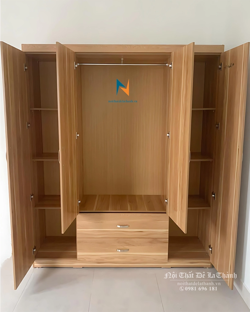 Thiết kế bên trong chiếc tủ áo giá rẻ 4 cánh với 1 buồng lớn, 2 buồng nhỏ, 2 ngăn kéo, các đợt gấp và các suốt treo