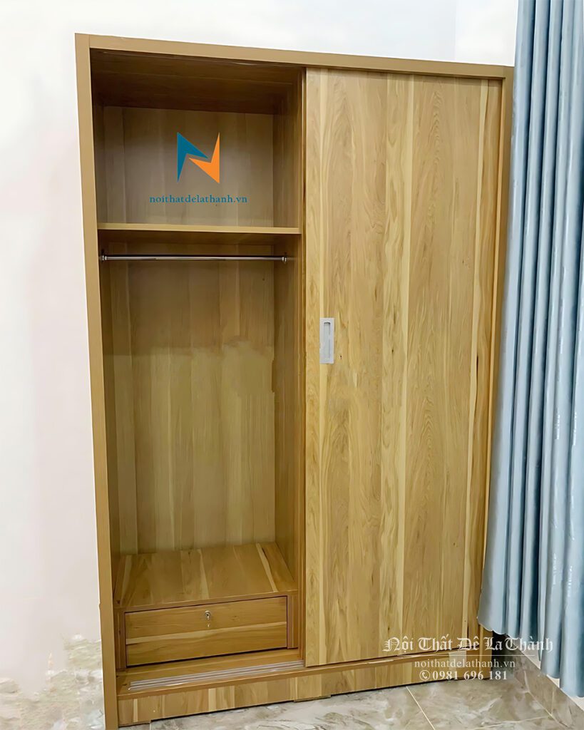 Thiết kế thực tế bên tong chiếc tủ 2 cánh lùa, gồm 2 khoang, 1 ngăn kéo, bên trên có đợt gác