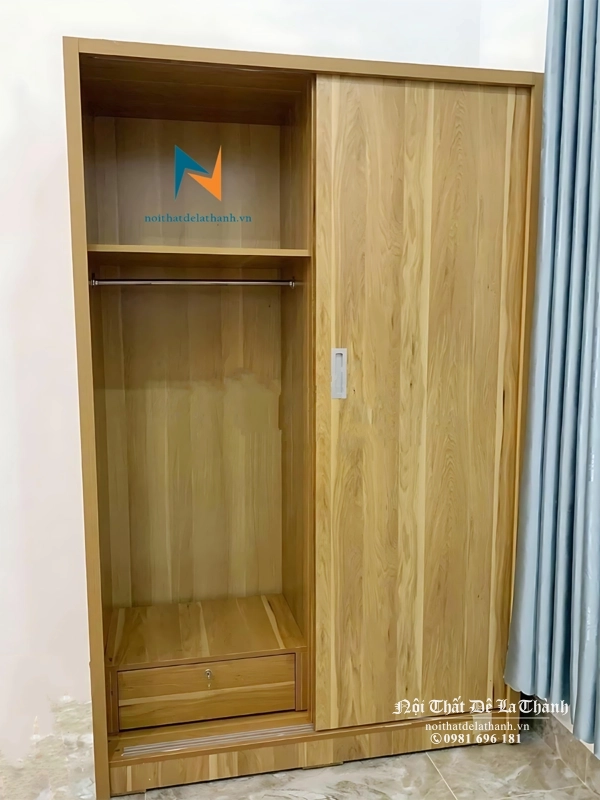 Thiết kế thực tế bên tong chiếc tủ 2 cánh lùa, gồm 2 khoang, 1 ngăn kéo, bên trên có đợt gác