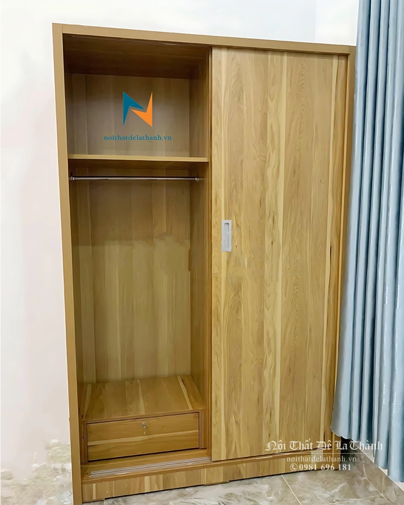 Thiết kế thực tế bên tong chiếc tủ 2 cánh lùa, gồm 2 khoang, 1 ngăn kéo, bên trên có đợt gác