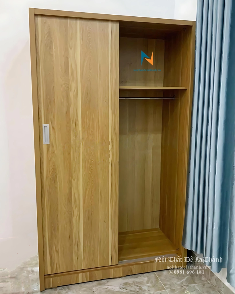 Khoang bên phải của tủ cánh lùa bố trí 1 thanh suốt treo để treo quần áo