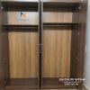 Chiếc tủ hiện đại thiết kế theo phong cách tối giản, bên trong có 2 đợt để đồ gấp, và 2 suốt để treo đồ dài