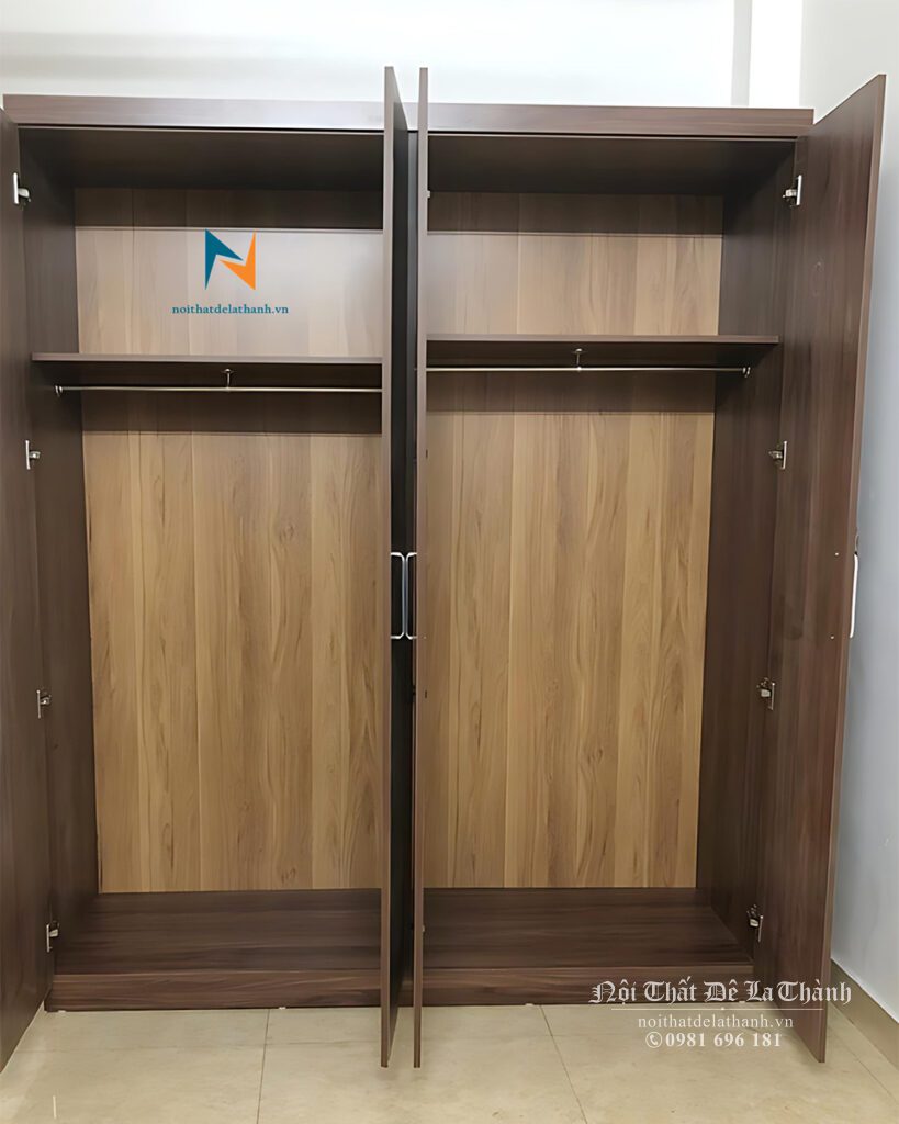 Chiếc tủ hiện đại thiết kế theo phong cách tối giản, bên trong có 2 đợt để đồ gấp, và 2 suốt để treo đồ dài