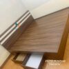 Giường gỗ công nghiệp 2mx2m2 giá rẻ màu óc chó 6089, đầu cao có 2 kẻ trắng, vai trái giường có 2 ngăn kéo tiện dụng