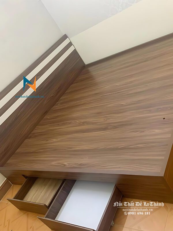 Giường gỗ công nghiệp 2mx2m2 giá rẻ màu óc chó 6089, đầu cao có 2 kẻ trắng, vai trái giường có 2 ngăn kéo tiện dụng