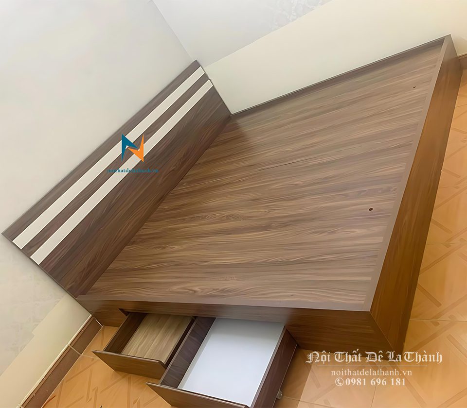 Giường gỗ công nghiệp 2mx2m2 giá rẻ màu óc chó 6089, đầu cao có 2 kẻ trắng, vai trái giường có 2 ngăn kéo tiện dụng