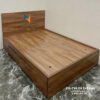 Chiếc giường ngủ gỗ công nghiệp 1m giá rẻ, màu óc chó 6089, bên vai trái có 2 ngăn kéo