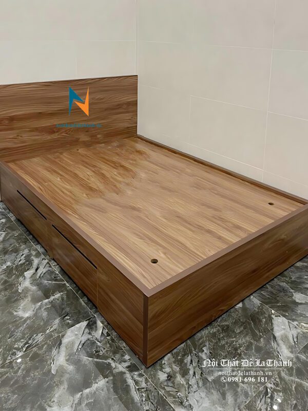 Chiếc giường ngủ gỗ công nghiệp 1m giá rẻ, màu óc chó 6089, bên vai trái có 2 ngăn kéo