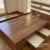 Chiếc giường ngủ gỗ công nghiệp hiện đại 1m2x2m, màu óc chó, đầu giường có 2 kẻ trắng, vai giường có 2 ngăn kéo tiện lợi