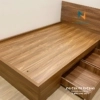 Chiếc giường 1m2 giá rẻ màu óc chó 6089, làm bằng chất liệu gỗ công nghiệp mdf, vai giường có 2 ngăn kéo tiện lợi