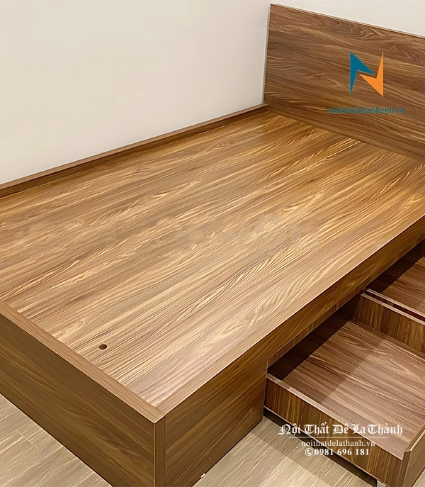 Chiếc giường 1m2 giá rẻ màu óc chó 6089, làm bằng chất liệu gỗ công nghiệp mdf, vai giường có 2 ngăn kéo tiện lợi