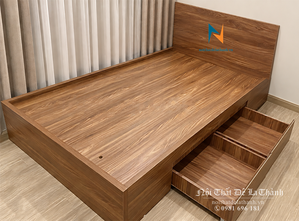 Chiếc giường 1m2 giá rẻ màu óc chó 6089, làm bằng chất liệu gỗ công nghiệp mdf, vai giường có 2 ngăn kéo tiện lợi