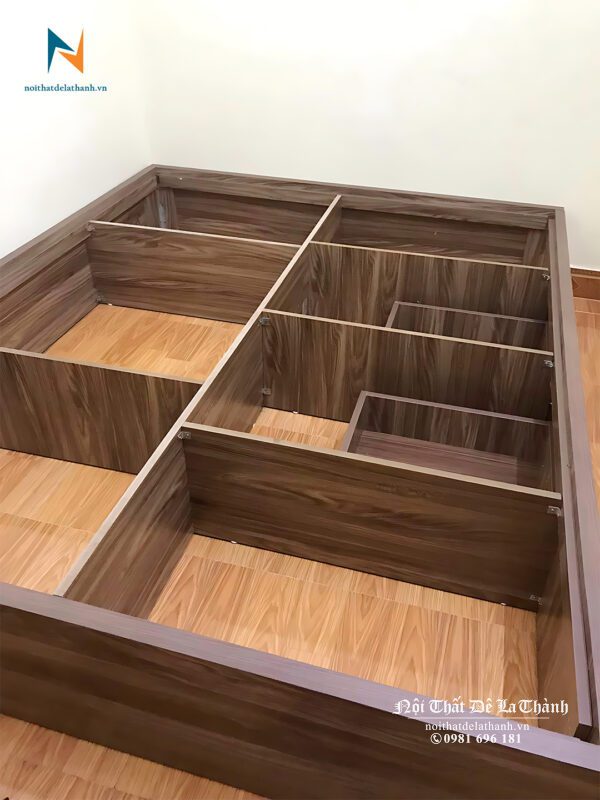 Thiết kế bên dưới chiếc giường ngủ gỗ công nghiệp giá rẻ 1m6x2m, không đầu cao, nó có thang dọc và thang ngang khiến chiếc giường rất khoẻ