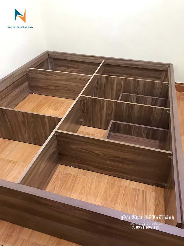 Thiết kế bên dưới chiếc giường ngủ gỗ công nghiệp giá rẻ 1m6x2m, không đầu cao, nó có thang dọc và thang ngang khiến chiếc giường rất khoẻ
