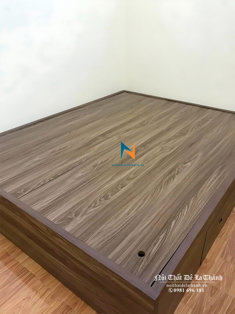 Chiếc giường giá rẻ không đầu cao gỗ mdf, kích thước 1m6x2m, màu óc chó rất đẹp mắt