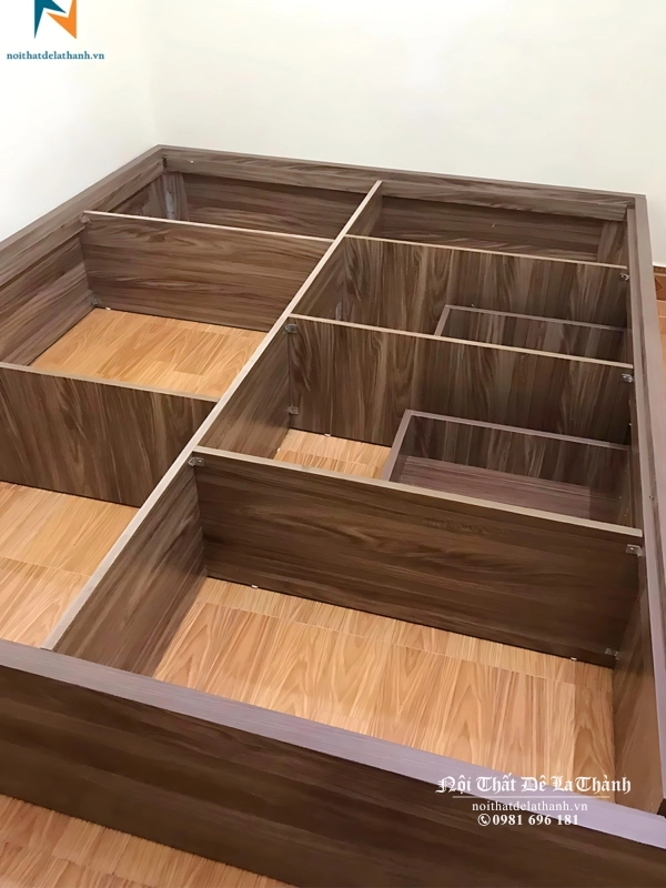 Thiết kế bên dưới chiếc giường ngủ gỗ công nghiệp giá rẻ 1m6x2m, không đầu cao, nó có thang dọc và thang ngang khiến chiếc giường rất khoẻ