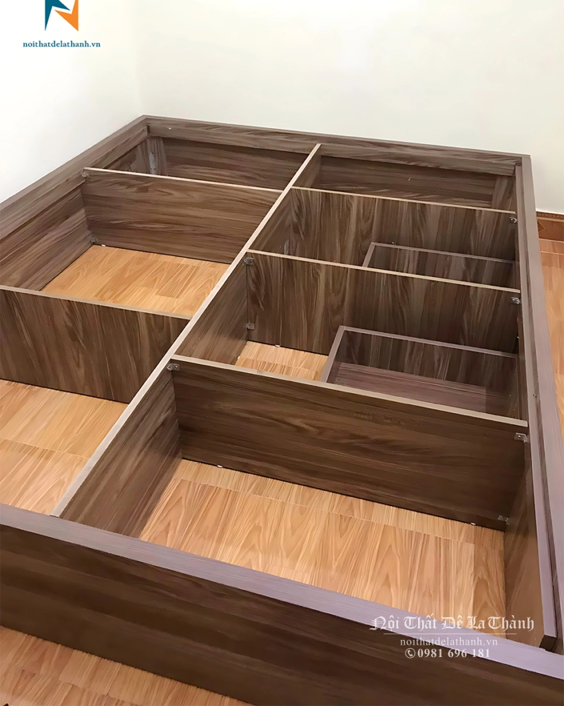 Thiết kế bên dưới chiếc giường ngủ gỗ công nghiệp giá rẻ 1m6x2m, không đầu cao, nó có thang dọc và thang ngang khiến chiếc giường rất khoẻ
