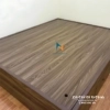Chiếc giường giá rẻ không đầu cao gỗ mdf, kích thước 1m6x2m, màu óc chó rất đẹp mắt