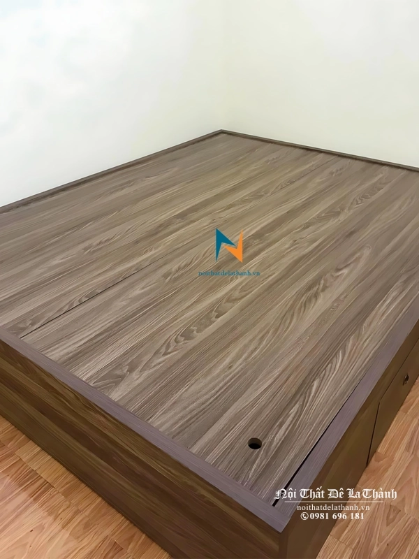 Chiếc giường giá rẻ không đầu cao gỗ mdf, kích thước 1m6x2m, màu óc chó rất đẹp mắt