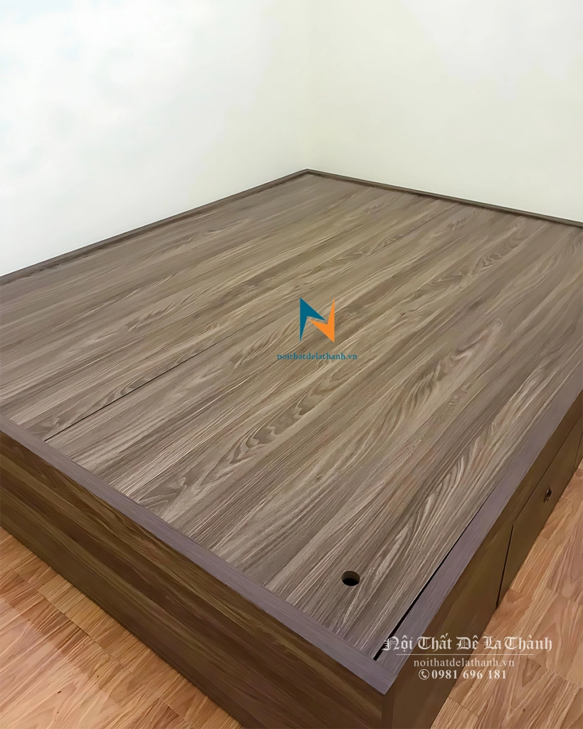 Chiếc giường giá rẻ không đầu cao gỗ mdf, kích thước 1m6x2m, màu óc chó rất đẹp mắt