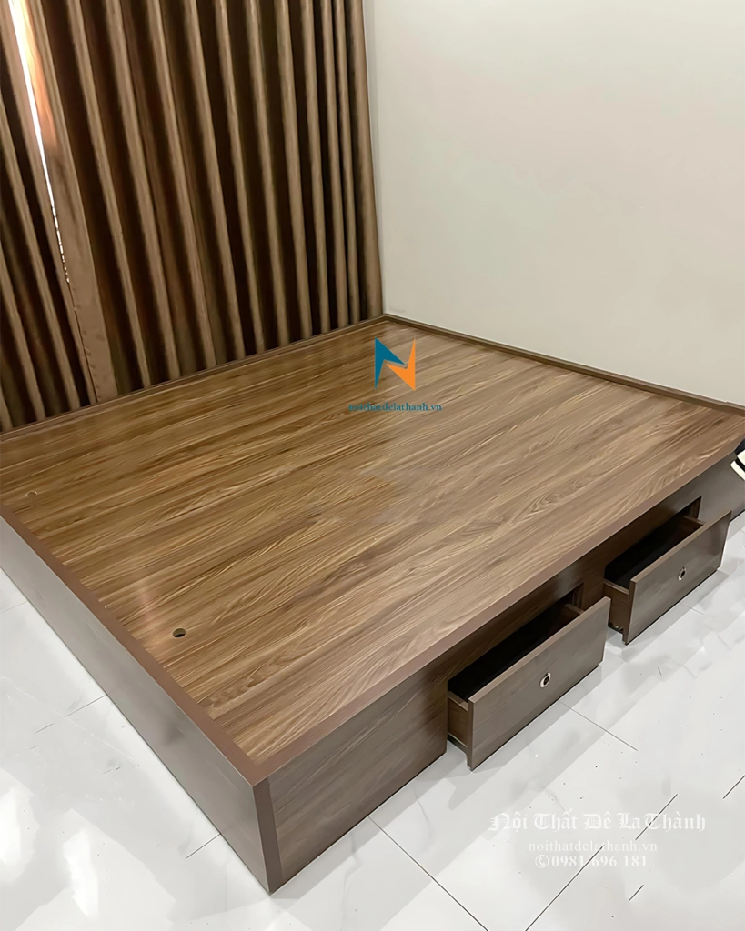 Chiếc giường giá rẻ không đầu cao gỗ mdf, kích thước 1m6x2m, màu óc chó rất đẹp mắt
