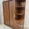 Chiếc tủ áo cánh lùa làm từ chất liệu gỗ công nghiệp mdf, kích thước 1m6x2m, màu óc chó, phù hợp cho phòng ngủ nhỏ, chung cư mini, phòng trọ sinh viên