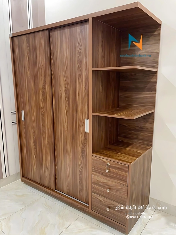 Chiếc tủ áo cánh lùa làm từ chất liệu gỗ công nghiệp mdf, kích thước 1m6x2m, màu óc chó, phù hợp cho phòng ngủ nhỏ, chung cư mini, phòng trọ sinh viên