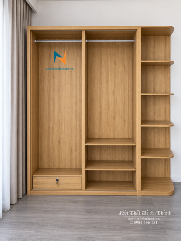 Thiết kế bên trong của chiếc tủ 2 cửa lùa giá rẻ gồm 2 khoang: khoang trái bên trên có suốt treo, bên dưới có két gỗ, khoang phải bên trên có suốt treo, bên dưới là 2 đợt gỗ, bên ngoài của chiếc tủ có kệ góc trang trí bên phải với các đợt gỗ tiện dụng
