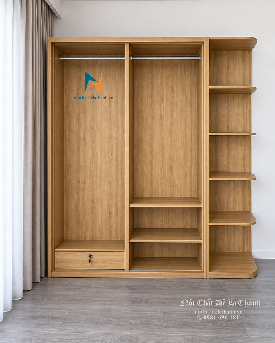 Thiết kế bên trong của chiếc tủ 2 cửa lùa giá rẻ gồm 2 khoang: khoang trái bên trên có suốt treo, bên dưới có két gỗ, khoang phải bên trên có suốt treo, bên dưới là 2 đợt gỗ, bên ngoài của chiếc tủ có kệ góc trang trí bên phải với các đợt gỗ tiện dụng