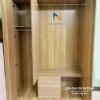 Thiết kế bên trong chiếc tủ áo 3 cánh gỗ mdf với 1 khoang lớn, 1 khoang nhỏ, 2 ngăn kéo