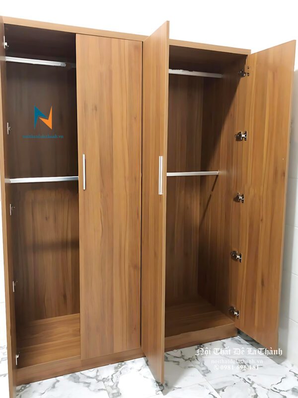 Thiết kế bên trong chiếc tủ 2 buồng giá rẻ: 4 cánh tạo thành 2 buồng với các suốt treo áo ở trên, treo quần ở dưới
