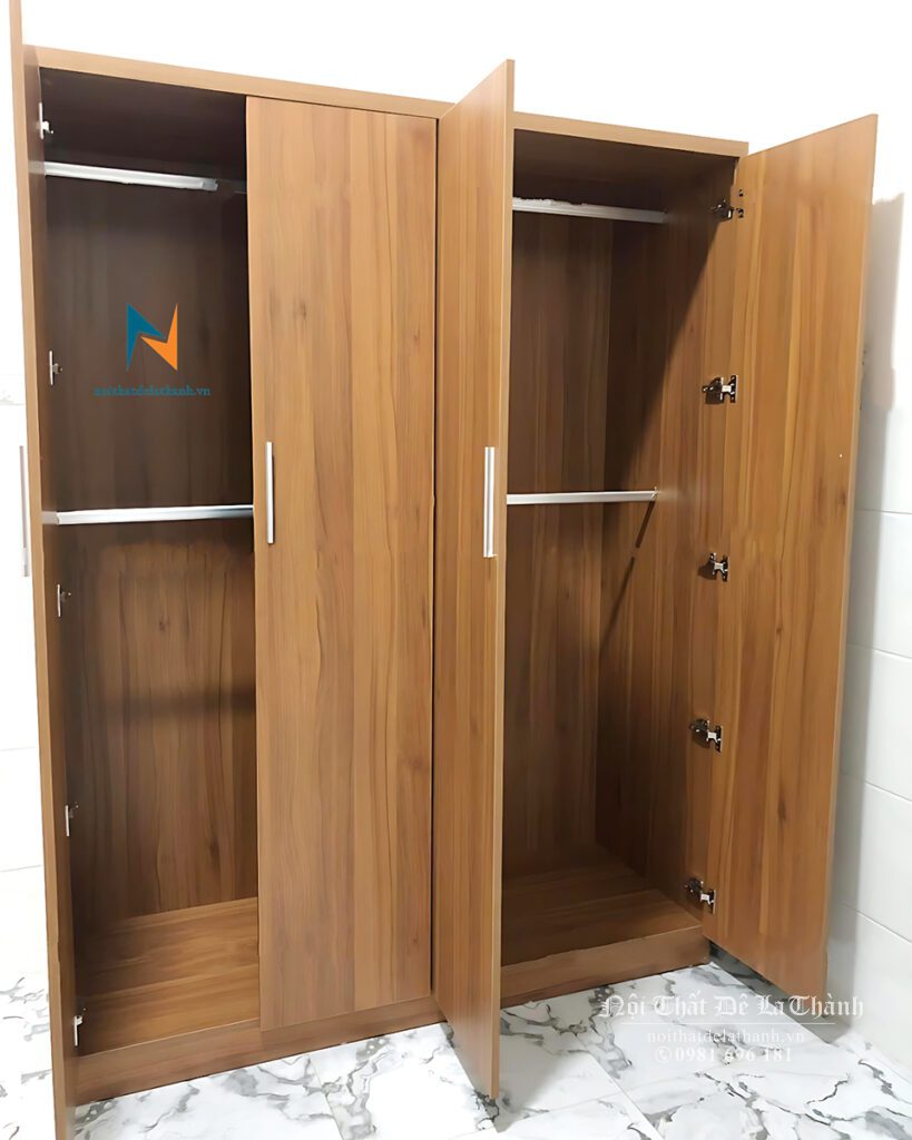 Thiết kế bên trong chiếc tủ 2 buồng giá rẻ: 4 cánh tạo thành 2 buồng với các suốt treo áo ở trên, treo quần ở dưới