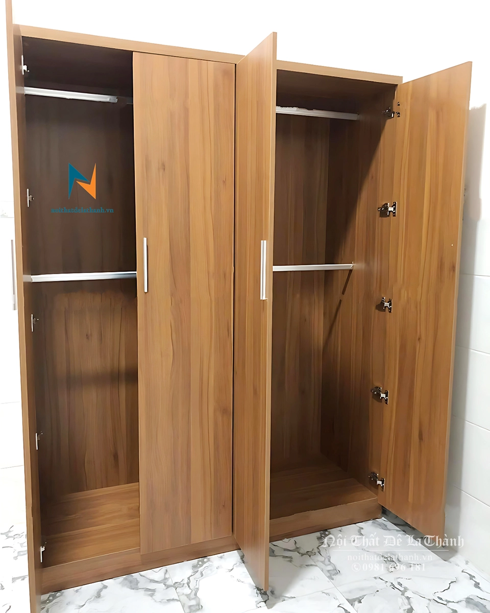 Thiết kế bên trong chiếc tủ 2 buồng giá rẻ: 4 cánh tạo thành 2 buồng với các suốt treo áo ở trên, treo quần ở dưới