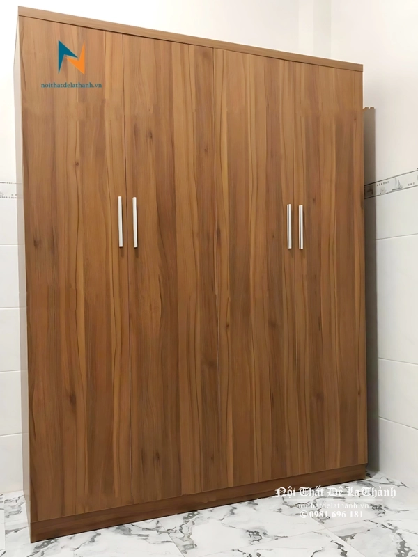 Chiếc tủ 4 cánh, 2 buồng, chất liệu gỗ công nghiệp mdf thuộc phân khúc giá rẻ, chuyên dụng cho phòng trọ