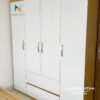 Chiếc tủ 4 cánh giá rẻ, màu 388 pha cánh màu trắng, gồm 2 cánh dài, 2 cánh cộc, 2 ngăn kéo