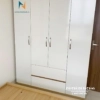Chiếc tủ 4 cánh giá rẻ, màu 388 pha cánh màu trắng, gồm 2 cánh dài, 2 cánh cộc, 2 ngăn kéo