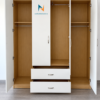 Thiết kế bên trong chiếc tủ 3 buồng giá rẻ, gồm 2 khoang dài 2 bên, 1 khoang lớn ở giữa được tạo thành bởi 2 cánh cộc, bên dưới là 2 ngăn kéo