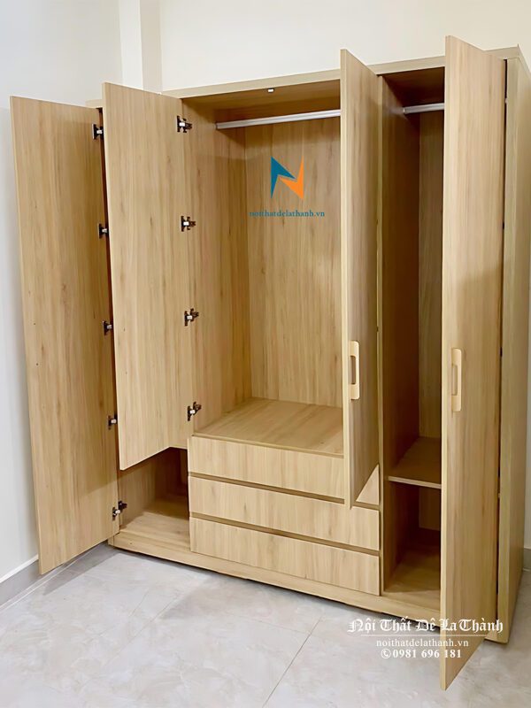 Thiết kế bên trong chiếc tủ 3 buồng giá rẻ: có 2 ngăn kéo, 2 cánh dài tạo thành 2 buồng nhỏ 2 bên, 2 cánh cộc tạo thành 1 buồng lớn ở giữa