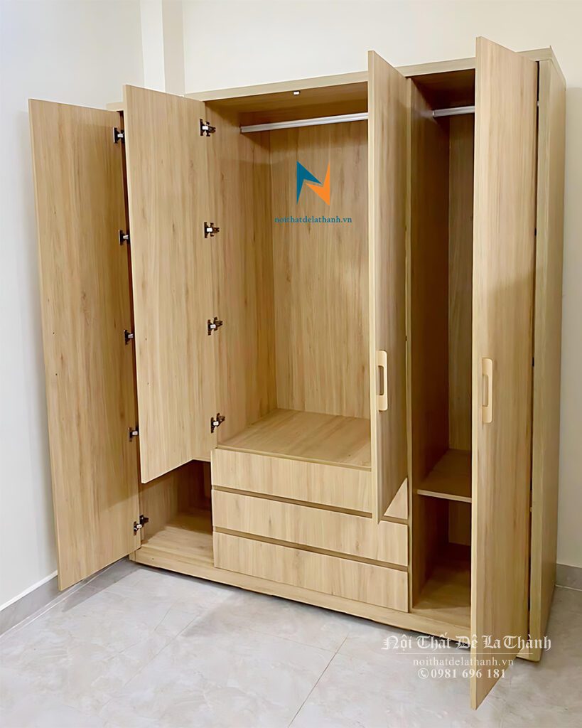 Thiết kế bên trong chiếc tủ 3 buồng giá rẻ: có 2 ngăn kéo, 2 cánh dài tạo thành 2 buồng nhỏ 2 bên, 2 cánh cộc tạo thành 1 buồng lớn ở giữa