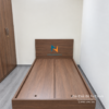 Chiếc giường đơn 1mx2m giá rẻ (có tuỳ chọn 1mx1m9) làm từ gỗ công nghiệp mdf, màu óc chó, chuyên dụng cho sinh viên, phòng trọ 1 người nằm