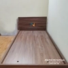 Chiếc giường đơn 1mx2m giá rẻ (có tuỳ chọn 1mx1m9) làm từ gỗ công nghiệp mdf, màu óc chó, chuyên dụng cho sinh viên, phòng trọ 1 người nằm